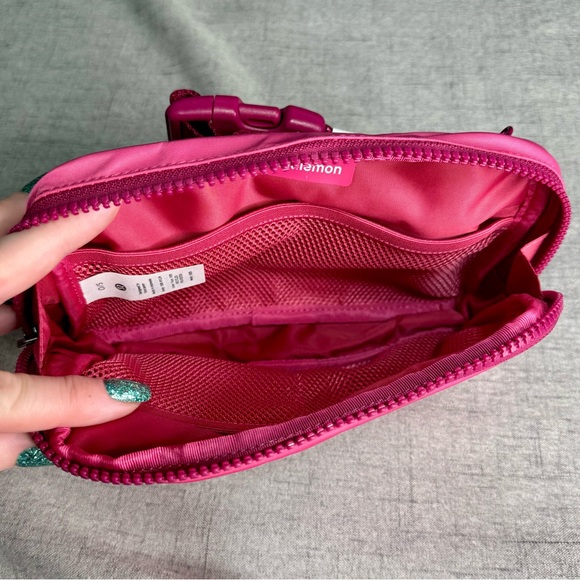 Lululemon Everywhere Belt Bag Raspberry Coulis Wild Berry Large 2L NWT - Picture 9 of 12